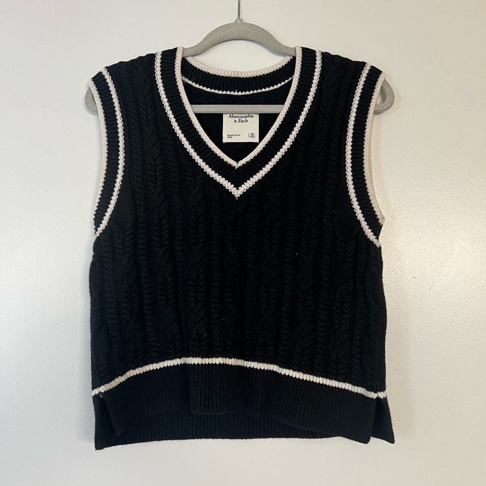 Abercrombie & Fitch Black and White Knit Vest Size XS